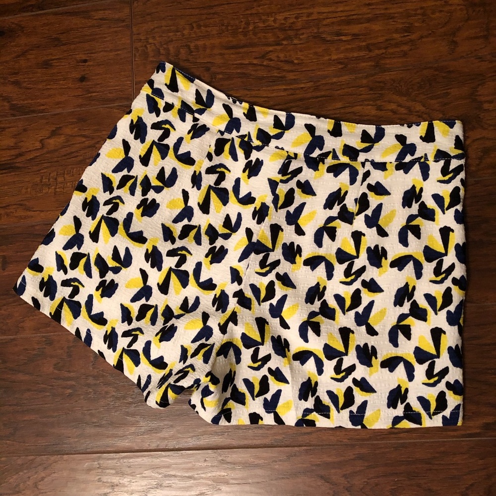 Boutique-Style Patterned Shorts - Picture 4 of 4